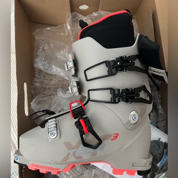 BRAND NEW IN BOX!
LANGE XT3 Tour Sptstardust-Flx 95 Ski Boot - women’s - Picture 1 of 4